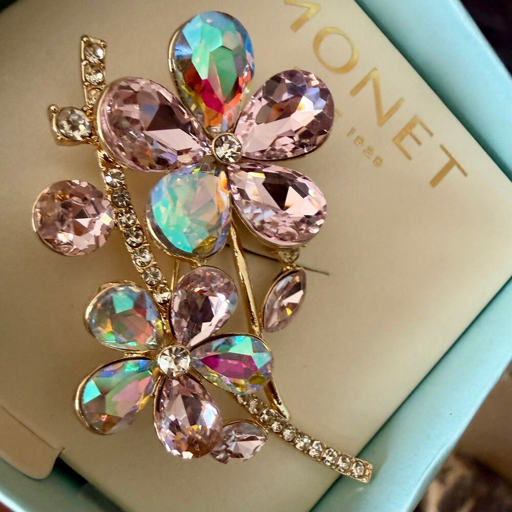 MONET Flower Brooch Pin Gold Tone Rhinestone Pink AB Crystal Figural New in Box - Picture 10 of 10